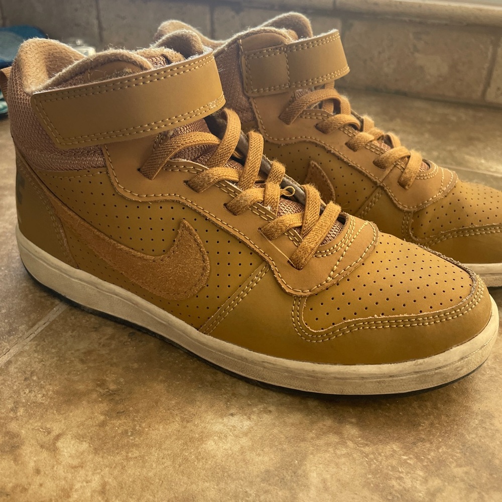 Kids Nike size 2.5 high Top